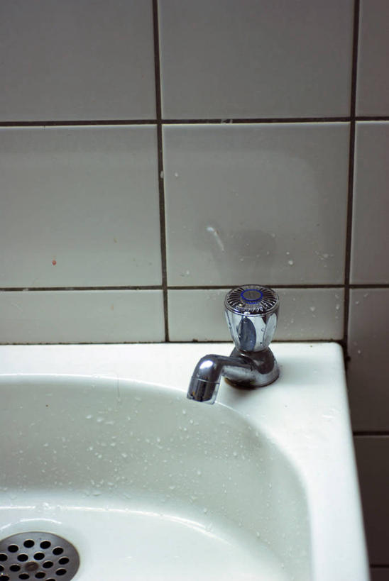 无人,竖图,俯视,室内,特写,白天,建材,水,卫生间,浴室,建筑,一排,许多,连接,整齐,材料,瓷砖,方格,格子,水龙头,液体,墙,水滴,很多,开关,墙砖,墙壁,墙面,排列,浴缸,打开,建造,接口,部件,排水,阀门,开启,地漏,队列,卫浴设备,水咀,贯穿,连结,衔接,串连,水管装置,淋浴房,彩图,高角度拍摄,冲凉房,沐浴间,沐浴室,墙面砖