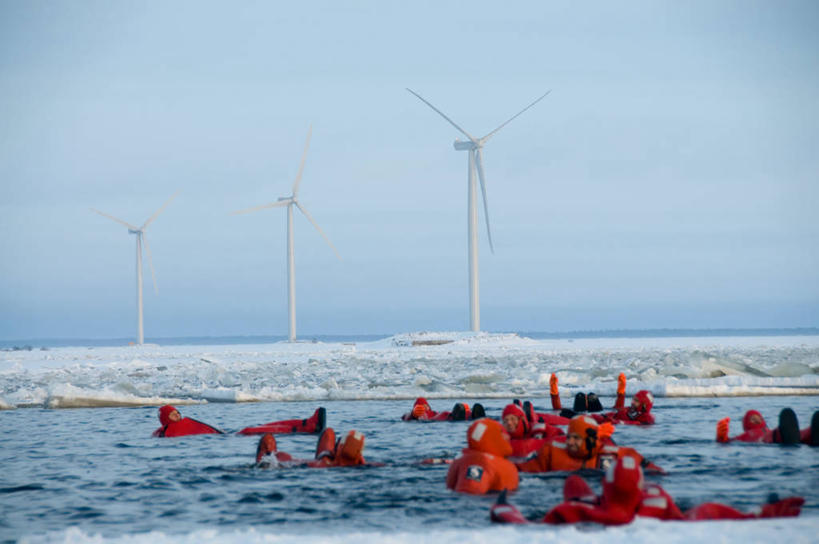 游泳,西方人,横图,室外,白天,正面,旅游,度假,农业,风能,风力发电机,海浪,海洋,美景,雪,大雪,风车,帽子,欧洲,欧洲人,一排,环保,整齐,电力,救生衣,积雪,景观,浪花,水平线,雪景,云,云朵,冬季,冬天,辽阔,海平线,许多人,云彩,注视,娱乐,设备,排列,三个,蓝色,白云,蓝天,天空,自然,海水,天,观察,看,一群人,享受,休闲,广阔,发电,机械,景色,放松,寒冷,工业,充气,能源,晴朗,观看,一望无际,救生背心,资源,察看,救生,风力机,队列,关注,自然风光,海景,利用,低碳,严寒,泅水,无边无际,一马平川,浮水衣,拍浮,风力发电,风力涡轮机,男人,男性,年轻男性,年轻女性,女人,女性,中年男性,中年女性,白种人,大海,风浪,海,海水的波动,近岸浪,涌浪,晴空,半身,彩图,水天相接,水天一线