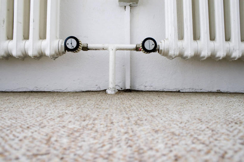 无人,栏杆,横图,俯视,室内,特写,白天,测量,纹路,标志,瓷砖,地砖,电器,管子,数字,文字,纹理,字符,墙,围栏,指针,地面,标识,管道,护栏,墙壁,墙面,两个,阿拉伯数字,仪表盘,肌理,水表,仪表,彩图,高角度拍摄,水流量,散热器