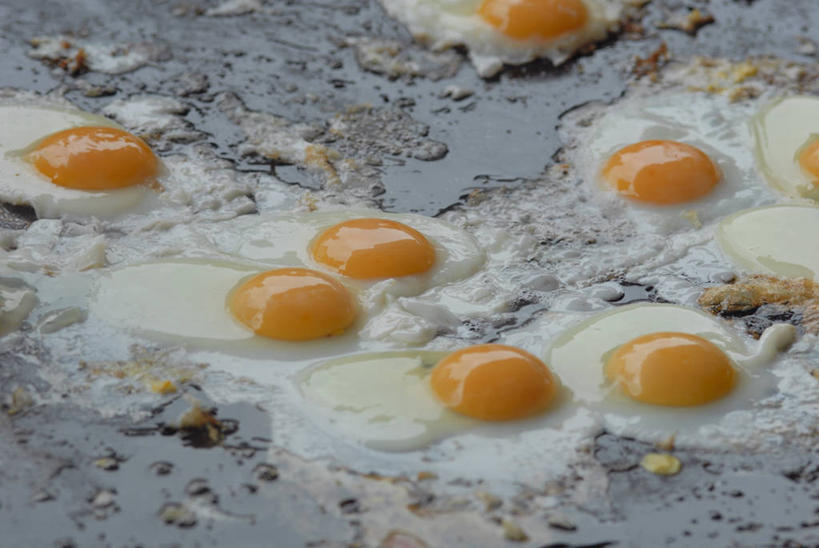 无人,横图,俯视,室内,特写,白天,烹饪,厨具,金属制品,许多,金属,锅子,蛋,荷包蛋,鸡蛋,煎蛋,很多,锅,排列,锅具,烹饪用具,卵,摆列,煎鸡蛋,烹调用具,烹调,彩图,高角度拍摄,鸡卵,鸡子,布列,分列