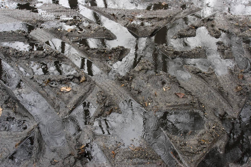 无人,交叉,横图,俯视,室外,特写,白天,雨,许多,纹路,纹理,泥土,土壤,很多,痕迹,雨水,肮脏,细雨,邋遢,肌理,相交,交集,陈迹,龌龊,污秽,小雨,彩图,高角度拍摄,胎印,轮胎印