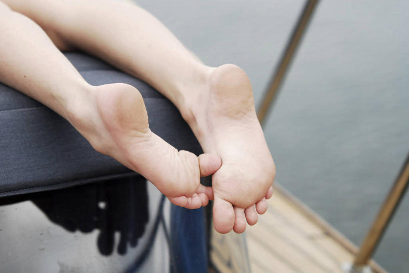 西方人,儿童,腿部,脚,脚趾,脚趾甲,腿,一个人,横图,俯视,室外,特写,白天,纯洁,海浪,海洋,轮船,船,欧洲,欧洲人,仅一个女性,仅一个人,阴影,朦胧,模糊,光线,影子,柱子,浪花,光脚,双脚,小孩,阳光,海水,交通工具,仅一个小孩,赤脚,可爱,童年,童趣,甲板,载具,海景,童真,烂漫,无邪,天真,女孩,女人,女性,白种人,孩子,脚指甲,大海,风浪,海,海水的波动,近岸浪,涌浪,半身,彩图,高角度拍摄,女生