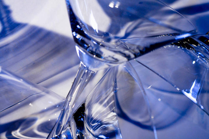 无人,横图,俯视,室内,特写,白天,桌面,桌子,静物,杯子,阴影,透明,反射,高脚杯,影子,凌乱,玻璃制品,酒杯,摄影,影棚,混乱,鸡尾酒杯,通透,纷乱,缭乱,庞杂,玻璃杯,彩图,高角度拍摄,影棚拍摄,拍摄