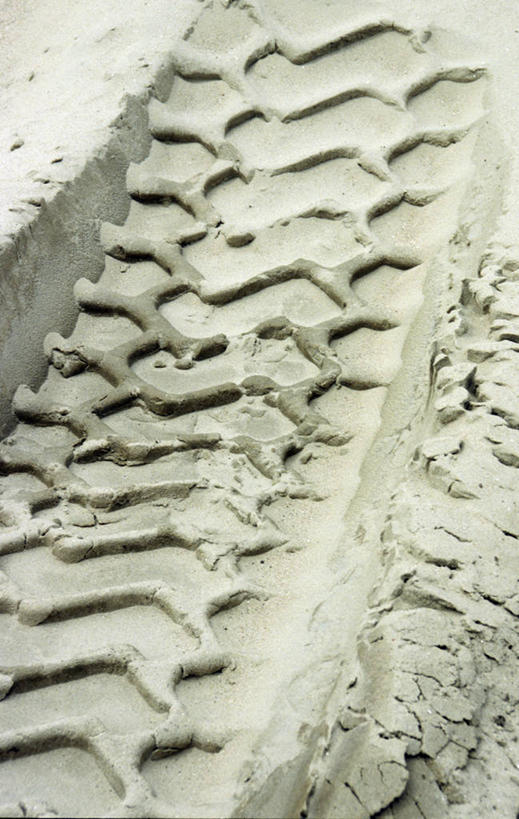 无人,竖图,俯视,室外,特写,白天,建材,建筑,阴影,光线,纹路,材料,沙子,纹理,影子,泥土,沙,土壤,痕迹,阳光,建造,砂,矿产,肌理,陈迹,彩图,高角度拍摄,胎印,轮胎印