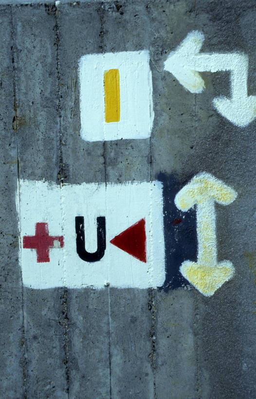 无人,竖图,室外,特写,白天,正面,指示牌,阴影,光线,英文,标志,符号,三角形,图形,文字,影子,字母,墙,几何,方向,标识,箭头,墙壁,墙面,一个,黄色,红色,白色,阳光,单个,英文字母,指向,数学,公式,数学公式,簇,彩图,几何图形