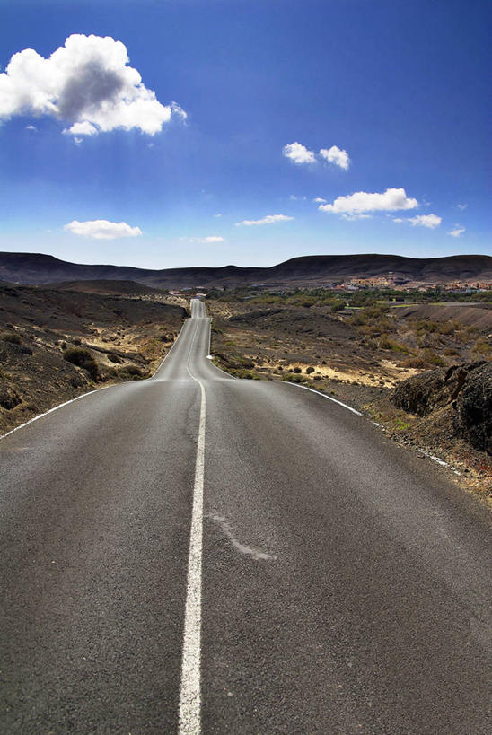 无人,竖图,俯视,室外,白天,旅游,度假,草地,草坪,美景,山,山脉,植物,道路,路,公路,西班牙,非洲,阴影,光线,影子,景观,山峰,云,云朵,分界线,停车线,交通,山峦,云彩,娱乐,草,树,树木,蓝色,绿色,白云,蓝天,天空,阳光,自然,群山,天,享受,休闲,景色,放松,生长,晴朗,成长,车行道,车行道分界线,加纳利群岛,自然风光,加那利群岛,标线,车行线,西班牙王国,富埃特文图拉岛,阿非利加洲,海外领地,拉斯帕尔马斯省,晴空,马路,彩图,高角度拍摄