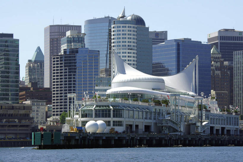 无人,高楼大厦,横图,室外,白天,正面,度假,海浪,海洋,美景,城市风光,城市,大厦,建筑,摩天大楼,加拿大,阴影,光线,影子,景观,浪花,娱乐,蓝色,蓝天,天空,阳光,海水,天,享受,休闲,景色,放松,晴朗,北美,北美洲,美洲,海景,万里无云,北亚美利加洲,亚美利加洲,卑诗省,不列颠哥伦比亚,不列颠哥伦比亚省,温哥华,加拿大广场,大海,风浪,海,海水的波动,近岸浪,涌浪,晴空,晴空万里,彩图,大楼,高层建筑,高楼,摩天楼,卑斯省