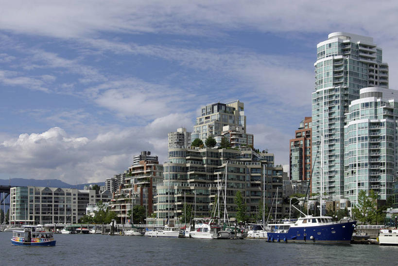 无人,高楼大厦,码头,横图,室外,白天,仰视,度假,海浪,海洋,美景,城市风光,城市,大厦,港口,建筑,轮船,摩天大楼,船,加拿大,阴影,光线,影子,景观,浪花,云,云朵,云彩,娱乐,蓝色,白云,蓝天,天空,阳光,海水,交通工具,天,享受,休闲,景色,放松,晴朗,北美,北美洲,载具,美洲,海景,北亚美利加洲,亚美利加洲,卑诗省,不列颠哥伦比亚,不列颠哥伦比亚省,温哥华,大海,风浪,海,海水的波动,近岸浪,涌浪,晴空,彩图,低角度拍摄,摆渡口,埠头,大楼,渡口,渡头,港湾,高层建筑,高楼,海港,货运码头,口岸,摩天楼,商港,福溪,卑斯省