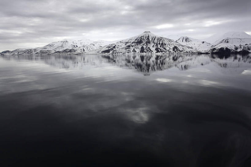 无人,横图,室外,白天,正面,旅游,度假,冰山,海浪,海洋,石头,美景,山,挪威,欧洲,石子,冰,景观,浪花,山峰,乌云,云,阴天,云朵,山峦,云彩,娱乐,冰川,天空,自然,海水,天,享受,休闲,景色,放松,寒冷,冰冷,昏暗,阴沉,斯堪的纳维亚,自然风光,北欧,斯堪的那维亚,斯堪的那维亚半岛,斯堪的纳维亚半岛,冰河,海景,斯瓦尔巴群岛,严寒,冰凉,酷寒,凛冽,凛凛,极冷,挪威王国,斯匹次卑尔根群岛,大海,风浪,海,海水的波动,近岸浪,石块,岩石,涌浪,彩图