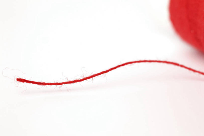 无人,横图,俯视,室内,特写,白天,白色背景,静物,阴影,卷曲,编织,缠绕,反射,影子,织物,线团,纺织,一个,红色,毛线,摄影,影棚,单个,彩图,高角度拍摄,影棚拍摄,拍摄