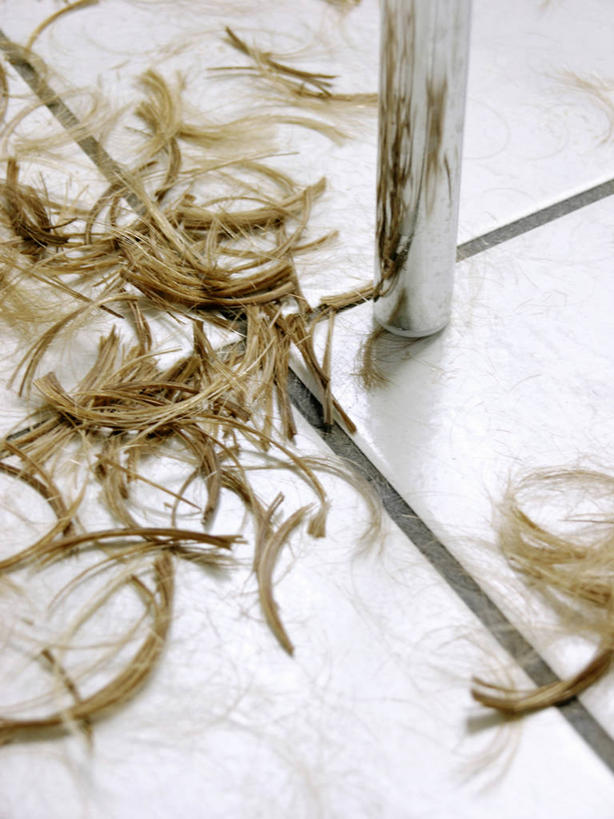 头发,无人,商店,竖图,俯视,室内,特写,白天,静物,阴影,反射,瓷砖,地砖,影子,地面,凌乱,商铺,金色,理发店,混乱,美发店,美容店,市肆,商号,纷乱,缭乱,庞杂,彩图,高角度拍摄,店铺