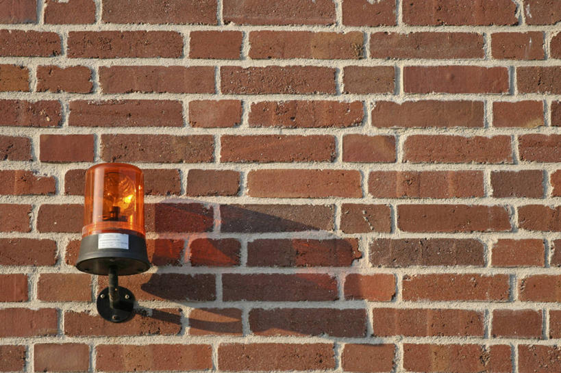 无人,横图,室外,特写,白天,正面,建材,建筑,照明,一排,阴影,整齐,并列,并排,光线,材料,影子,砖,砖块,墙,灯光,墙壁,墙面,灯,排列,阳光,灯具,砖头,建造,红砖,照亮,照明设备,队列,平行,应急灯,石料,彩图,砌墙砖