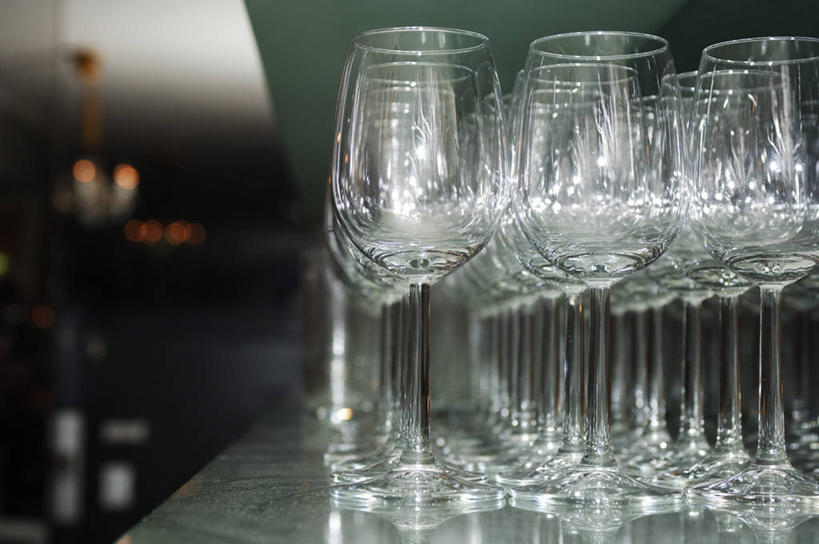 无人,酒吧,横图,室内,特写,白天,正面,吧台,餐桌,桌子,静物,杯子,一排,许多,阴影,朦胧,模糊,整齐,并列,并排,反射,高脚杯,影子,红酒杯,很多,玻璃制品,排列,酒杯,服务台,餐台,葡萄酒杯,队列,平行,玻璃杯,彩图,酒吧间,酒馆,酒吧台