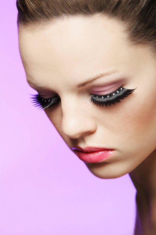 西方人,脸,头,脸颊,睫毛,一个人,竖图,室内,特写,白天,正面,化妆,美容,欧洲,欧洲人,仅一个年轻女性,仅一个女性,仅一个人,护肤,粉色背景,注视,彩妆,低头,观察,看,保养,享受,休闲,假睫毛,放松,保健,摄影,影棚,观看,察看,关注,眼妆,养颜,垂头,年轻女性,女人,女性,白种人,头部,睫,脸部,脸蛋,面部,眼睫毛,半身,彩图,影棚拍摄,拍摄,美容用品