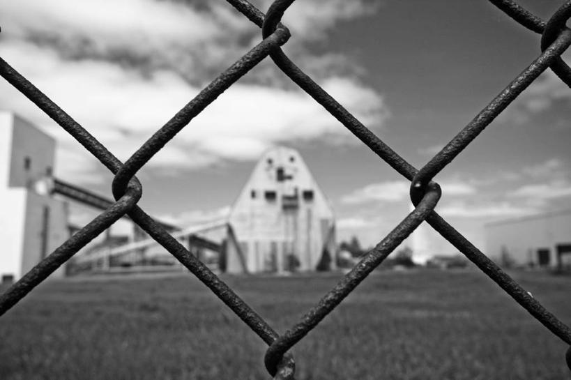 无人,工厂,栏杆,横图,黑白,室外,白天,正面,旅游,度假,草地,草坪,美景,植物,加拿大,栅栏,景观,篱笆,云,云朵,围栏,云彩,娱乐,护栏,草,树,树木,蓝色,绿色,白云,蓝天,天空,自然,天,享受,休闲,景色,放松,生长,晴朗,成长,北美,北美洲,自然风光,美洲,北亚美利加洲,亚美利加洲,魁北克省,晴空,工地,制造厂,古壁省,魁省