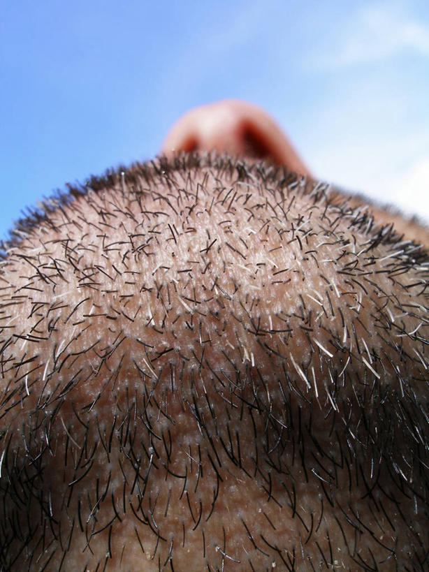 西方人,下巴,胡须,一个人,竖图,室外,特写,白天,仰视,欧洲,欧洲人,仅一个男性,仅一个人,阴影,光线,影子,云,云朵,云彩,仅一个年轻男性,蓝色,白云,蓝天,天空,阳光,天,晴朗,皮肤,男人,男性,年轻男性,白种人,胡子,络腮胡,晴空,半身,彩图,低角度拍摄