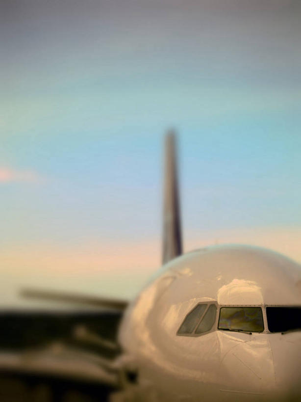 无人,机场,竖图,室外,白天,正面,飞机,飞机场,阴影,朦胧,模糊,光线,影子,云,云朵,交通,云彩,航空,蓝色,白云,蓝天,天空,阳光,停机坪,交通工具,天,运输,一架,晴朗,客机,载具,晴空,彩图