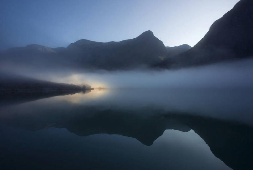 无人,横图,室外,白天,正面,旅游,度假,湖,湖泊,石头,美景,山,山脉,水,雾,挪威,欧洲,波纹,朦胧,模糊,石子,湖面,景观,山峰,水流,水面,涟漪,山峦,娱乐,蓝色,倒影,蓝天,水纹,天空,自然,波浪,湖水,群山,天,享受,休闲,景色,放松,晴朗,迷雾,倒映,斯堪的纳维亚,自然风光,北欧,斯堪的那维亚,斯堪的那维亚半岛,斯堪的纳维亚半岛,万里无云,水晕,挪威王国,反照,松恩.菲尤拉讷,松恩.菲尤拉讷郡,石块,岩石,大雾,晴空,晴空万里,彩图,斯特林