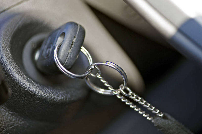 无人,横图,俯视,室内,特写,白天,安全,静物,一把,连接,阴影,朦胧,模糊,装饰,反射,影子,防护,钥匙,钥匙圈,保护,华丽,修饰,点缀,开启,封闭,钥匙链,保险,私密,车钥匙,钥匙扣,保全,周全,安稳,安定,防盗,衬托,美观,雅致,雅观,贯穿,连结,衔接,串连,汽车钥匙,平安,彩图,高角度拍摄,锁匙扣,钥匙挂