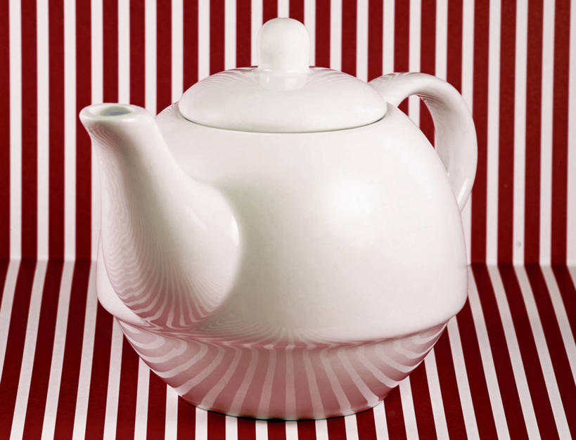 无人,横图,室内,特写,白天,正面,静物,阴影,条纹,反射,布料,壶,影子,陶瓷,陶瓷制品,布纹,水壶,桌布,一个,红色,白色,餐巾,茶壶,容器,台布,单个,餐桌布,彩图
