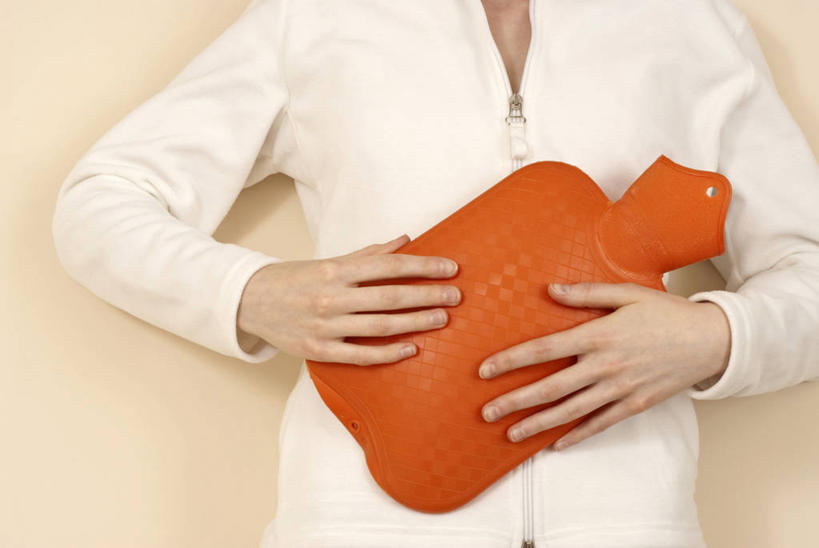 西方人,手,一个人,横图,室内,特写,白天,正面,袋子,欧洲,欧洲人,双手,仅一个年轻女性,仅一个女性,仅一个人,握,服装,拿,拿着,休闲装,一个,衣服,白色,容器,休闲,手部,休闲服,橙色,橡胶,握着,摄影,服饰,影棚,单个,储藏,热水袋,储存,橡胶制品,暖水袋,年轻女性,女人,女性,白种人,半身,彩图,影棚拍摄,拍摄,贮存