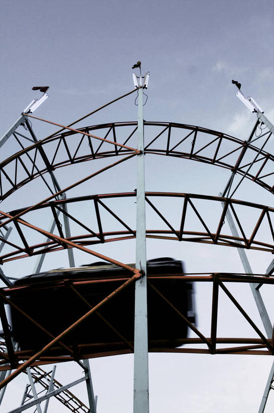 无人,游乐园,竖图,室外,白天,仰视,游戏,游乐场,阴影,曲折,弯曲,光线,影子,玩,娱乐,过山车,蓝色,蓝天,天空,阳光,天,休闲,游乐设施,云霄飞车,蜿蜒,晴朗,活动,发泄,消遣,智力,万里无云,宣泄,乐园,主题公园,滑落,游艺设施,爬升,倒转,晴空,晴空万里,玩耍,嬉戏,彩图,低角度拍摄,人造公园,主题乐园