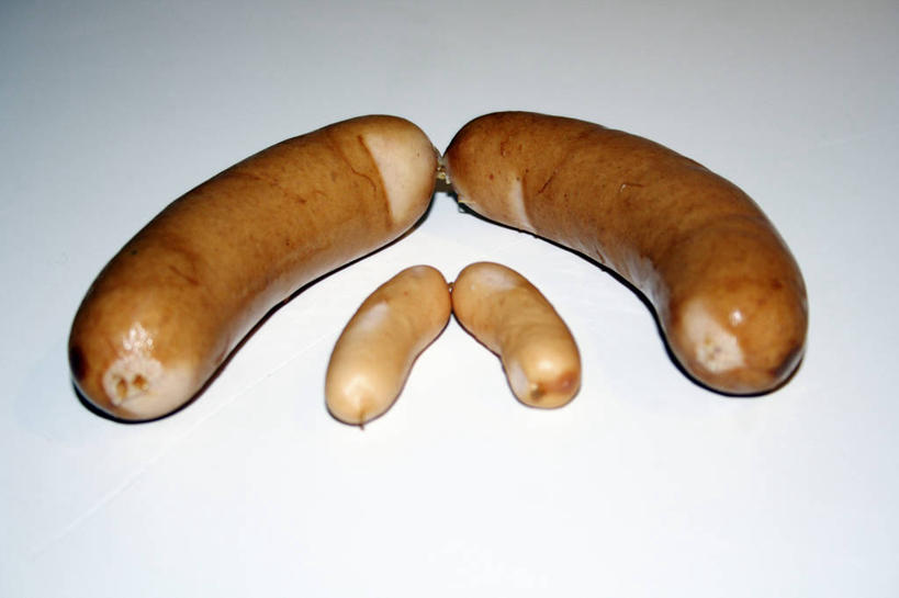 无人,横图,俯视,室内,特写,白天,餐桌,桌子,阴影,灰色背景,反射,影子,肉,香肠,腊肠,四根,猪肉,肉类,摄影,影棚,餐台,肉食,豚肉,彩图,高角度拍摄,影棚拍摄,拍摄