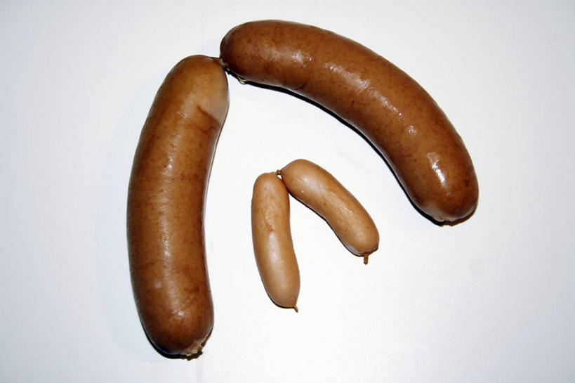 无人,横图,俯视,室内,特写,白天,餐桌,桌子,阴影,灰色背景,反射,影子,肉,香肠,腊肠,四根,猪肉,肉类,摄影,影棚,餐台,肉食,豚肉,彩图,高角度拍摄,影棚拍摄,拍摄