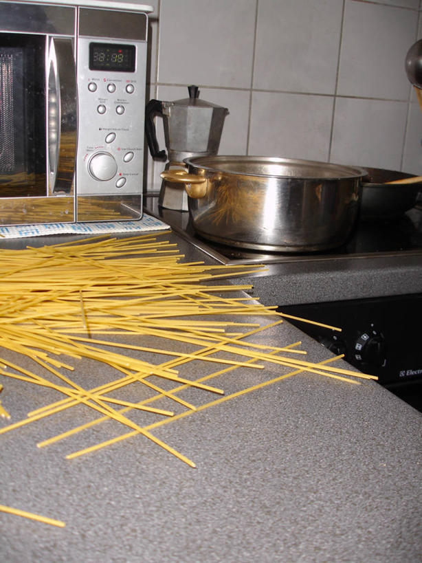 面食,面条,意大利面,无人,竖图,室内,白天,正面,烹饪,西餐,厨房,桌面,桌子,厨具,金属制品,许多,金属,电器,锅子,面,料理,食品,很多,凌乱,锅,食物,黄色,西式,锅具,微波炉,混乱,家电,家用电器,微波,炊具,意粉,烹饪用具,意面,纷乱,缭乱,庞杂,烹调用具,烹调,彩图,灶间,厨房料理台,小家电,料理台