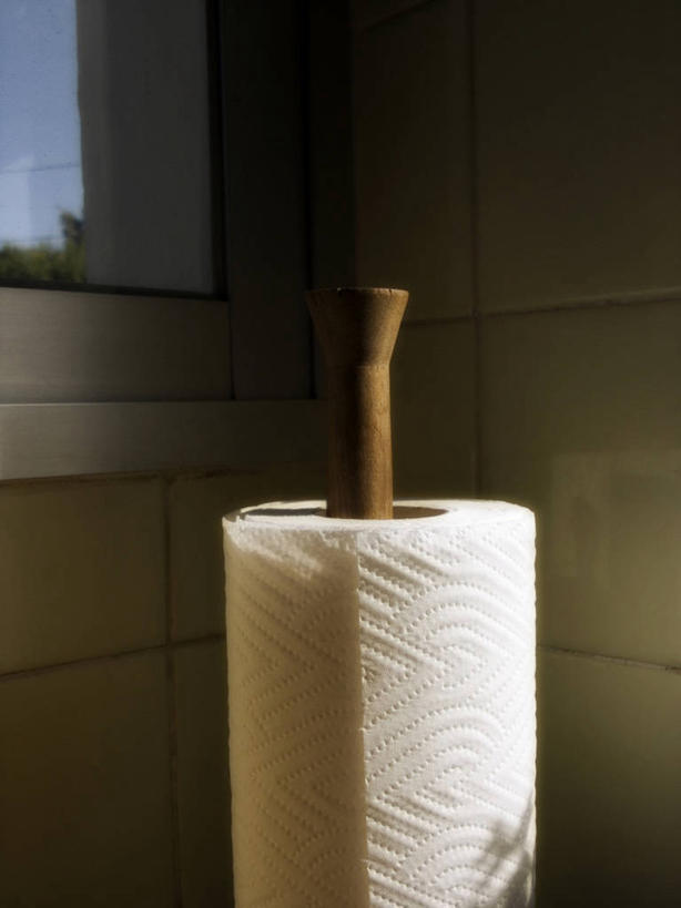 无人,竖图,室内,特写,白天,正面,厨房,窗户,生活用品,静物,阴影,反射,影子,纸,墙,玻璃窗,墙壁,墙面,白色,纸巾,日用品,卫生纸,生活用纸,彩图,灶间