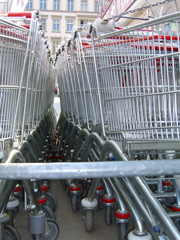 无人,竖图,室内,白天,正面,静物,购物车,一排,许多,整齐,并列,并排,很多,车,排列,手推车,便利,存放,队列,载具,平行,快捷,方便,寄存,寄放,暂存,彩图