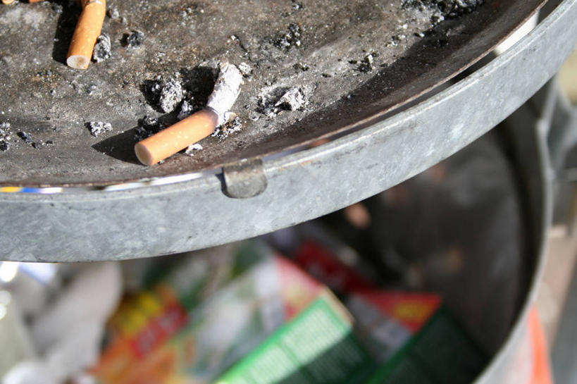 无人,横图,俯视,室外,特写,白天,静物,香烟,金属制品,阴影,环保,朦胧,模糊,光线,金属,包装,罐子,影子,垃圾桶,凌乱,饮料,阳光,容器,烟,能源,易拉罐,储藏,垃圾箱,烟灰缸,烟蒂,回收,资源,混乱,储存,利用,低碳,循环,烟碟,烟盅,持续,纷乱,缭乱,庞杂,卷烟,烟草,纸烟,烟缸,彩图,高角度拍摄,烟屁,贮存