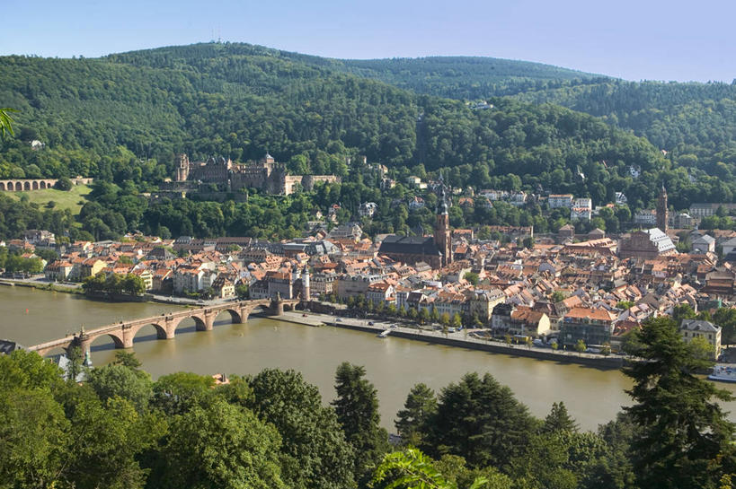 无人,家,教堂,宫殿,横图,俯视,航拍,室外,白天,旅游,度假,河流,石头,美景,森林,山,山脉,树林,水,植物,别墅,城市风光,标志建筑,城市,地标,建筑,德国,欧洲,阴影,节日,光线,石子,影子,堡垒,城堡,房屋,屋子,河水,景观,山峰,水流,公寓,桥,山峦,文化,娱乐,建设,石桥,洋房,楼房,拱桥,住宅,栈桥,树,树木,蓝色,绿色,蓝天,天空,阳光,自然,群山,天,祈祷,享受,休闲,健康,景色,放松,许愿,宗教,信仰,拱形,生长,晴朗,成长,纪念,人行桥,石拱桥,祈求,宫廷,西欧,要塞,鸟瞰,信念,万里无云,德意志联邦共和国,王宫,内卡河,巴登.符腾堡,巴登.符腾堡州,巴符州,设防,平安,石块,晴空,晴空万里,彩图,高角度拍摄,房子,大教堂,皇宫,礼拜堂