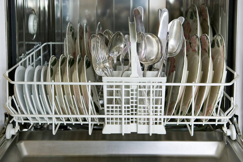 无人,横图,室内,特写,白天,正面,厨房,静物,餐具,一排,许多,阴影,整齐,反射,电器,碟子,盘,影子,勺子,很多,厨房用品,置物架,架子,排列,盘子,调羹,碟,汤匙,家电,家用电器,洗碗机,队列,陈列架,搁架,清洗,洗涤,彩图,灶间