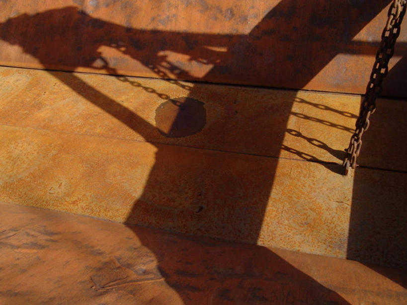 无人,横图,室外,白天,正面,静物,阴影,生锈,光线,影子,墙,墙壁,墙面,阳光,铁环,锁链,链条,腐蚀,侵蚀,束缚,限制,约束,腐化,锈迹斑斑,彩图