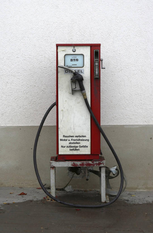 无人,竖图,室内,白天,正面,墙,墙壁,墙面,加油站,加油枪,计量加油枪,输油枪,油枪,彩图,补充站,公共加油站,汽车加油站