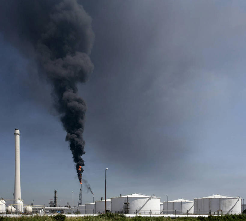 无人,工厂,横图,室外,白天,正面,烟囱,阴影,光线,影子,烟雾,蓝色,蓝天,天空,阳光,容器,天,油罐,储油罐,炼油厂,晴朗,储藏,污染,危害,储存,有害,万里无云,环境污染,存油罐,贮油罐,晴空,晴空万里,彩图,工地,制造厂,大气污染,贮存