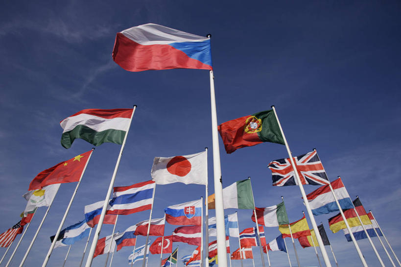 无人,横图,室外,白天,仰视,旗帜,国旗,许多,阴影,飘扬,光线,影子,云,云朵,很多,云彩,蓝色,白云,蓝天,天空,阳光,天,晴朗,飘逸,飞扬,旗,晴空,彩图,低角度拍摄,万国旗