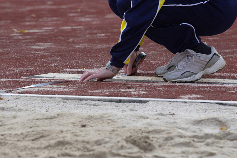 西方人,一个人,体育馆,运动场,蹲,横图,室外,白天,侧面,运动鞋,建材,建筑,鞋子,欧洲,欧洲人,仅一个男性,仅一个人,裁判,服装,材料,沙子,沙,跑道,注视,休闲装,体育场,仅一个年轻男性,衣服,观察,看,休闲,休闲服,建造,服饰,田径场,观看,休闲鞋,砂,矿产,察看,关注,塑胶跑道,运动馆,裁判员,评判员,男人,男性,年轻男性,白种人,蹲着,半身,彩图,全天候田径运动跑道,领导者,组织者