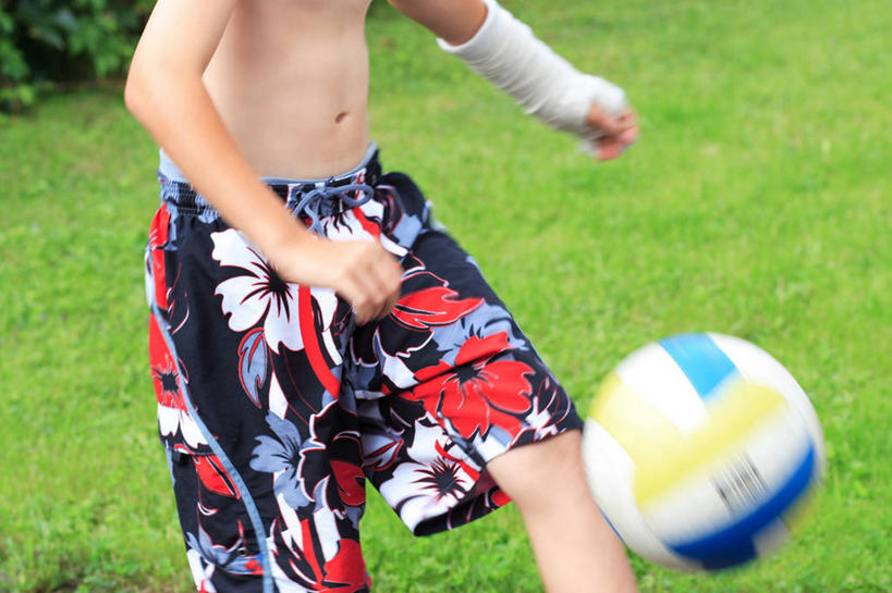 西方人,儿童,一个人,站,横图,室外,白天,正面,纯洁,足球,草地,草坪,植物,石膏,欧洲,欧洲人,仅一个男性,仅一个人,阴影,裤子,朦胧,模糊,光线,影子,足球装备,运动器械,运动裤,裸露,草,树,树木,一个,小孩,绿色,阳光,自然,站着,仅一个小孩,健身器械,可爱,童年,童趣,生长,单个,成长,赤裸,翘,裸,健身器材,童真,烂漫,无邪,蹴鞠,天真,足球运动,男孩,男人,男性,白种人,孩子,创可贴,熟石膏,站立,半身,彩图,纤维石,运动器材,男生,护创胶布