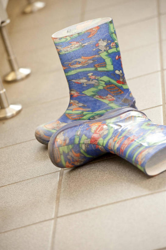 无人,竖图,俯视,室内,特写,白天,静物,鞋子,一双,阴影,朦胧,模糊,反射,瓷砖,地砖,影子,雨鞋,雨靴,地面,靴子,胶鞋,彩图,高角度拍摄