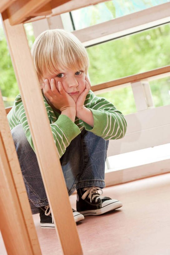 西方人,儿童,一个人,蹲,竖图,室内,白天,正面,纯洁,窗户,地板,落地窗,桌子,欧洲,欧洲人,仅一个男性,仅一个人,撑,阴影,服装,裤子,朦胧,模糊,反射,影子,地面,托腮,注视,牛仔裤,休闲装,书桌,木地板,玻璃窗,小孩,衣服,课桌,观察,看,托,仅一个小孩,休闲,休闲服,可爱,童年,童趣,服饰,观看,察看,关注,托下巴,童真,烂漫,无邪,双手托腮,天真,男孩,男人,男性,白种人,孩子,蹲着,半身,彩图,男生