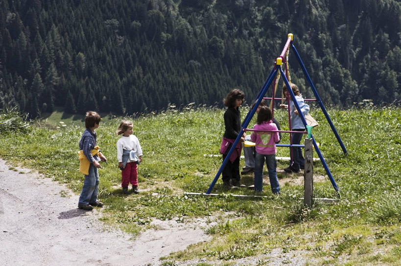西方人,儿童,背部,伙伴,朋友,家,站,坐,横图,室外,白天,正面,游戏,友谊,纯洁,欧洲,美国,欧洲人,摇摆,阴影,服装,裤子,朦胧,模糊,光线,影子,房屋,屋子,草屋,许多人,玩,注视,牛仔裤,休闲装,娱乐,架子,住宅,一个,小孩,衣服,蓝色,阳光,茅草屋,秋千,荡秋千,观察,看,站着,一群人,休闲,休闲服,可爱,童年,童趣,服饰,单个,观看,活动,支撑,固定,察看,北美洲,关注,美洲,海军,摇晃,童真,烂漫,无邪,美军,登陆艇,LCAC气垫登陆艇,北亚美利加洲,亚美利加洲,气垫登陆艇,气垫艇,天真,友情,男孩,男人,男性,女孩,女人,女性,白种人,玩耍,嬉戏,站立,坐着,彩图,全身,房子,茅舍,茅屋,小屋,男生,女生
