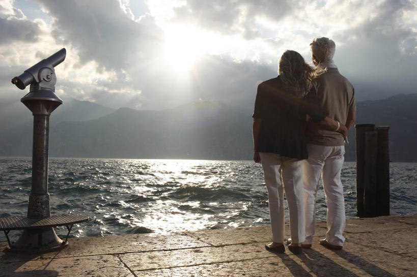 西方人,老年人,两个人,家庭,夫妻,站,横图,室外,白天,爱情,仪器,科技,海浪,海洋,山,山脉,欧洲,欧洲人,眺望,服装,检查,梦幻,研究,发光,反射,分析,光束,科学,木板,望远镜,浪花,山峰,乌云,云,阴天,云朵,桥,木桥,光亮,山峦,浪漫,云彩,休闲装,栈桥,一个,背面,衣服,天空,海水,群山,天,观察,站着,休闲,温暖,温馨,一家人,休闲服,恩爱,清晰,探索,恋人,服饰,放大,单个,观看,人行桥,木板桥,仔细,和睦,科研,科学技术,瞭望,昏暗,聚焦,未来,阴沉,关注,发亮,手插袋,单手插袋,海景,憧憬,远视镜,瞭望镜,单手抄兜,单手放兜,光学,清楚,老年男性,老年女性,男人,男性,女人,女性,白种人,夫妇,情侣,大海,风浪,海,海水的波动,近岸浪,涌浪,插兜,手插兜,手放口袋,站立,彩图,全身,投币式望远镜,伴侣,融洽,光学仪器,千里镜,手抄兜