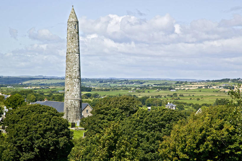 无人,横图,室外,白天,正面,旅游,度假,名胜古迹,树林,植物,标志建筑,地标,建筑,雕塑,爱尔兰,欧洲,遗迹,艺术,装饰,雕刻,雕像,乌云,云,阴天,云朵,纪念碑,云彩,古迹,文物,娱乐,建设,古建筑,石雕,石刻,树,树木,一个,绿色,天空,自然,石碑,工艺品,天,享受,休闲,旅游胜地,放松,生长,单个,成长,纪念,美术,方尖碑,昏暗,阴沉,西欧,主题,陈列,古文明,爱尔兰共和国,功能,美学,沃特福德郡,彩图