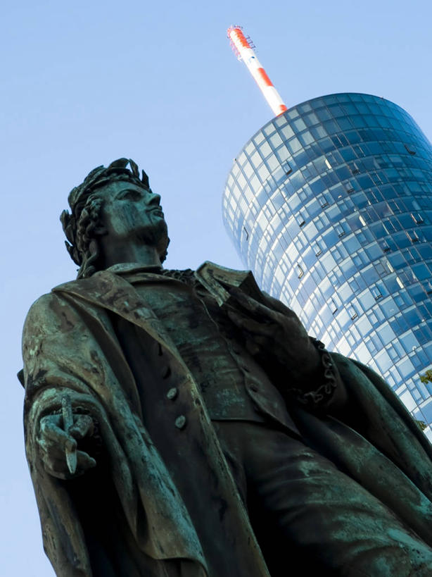 西方人,一个人,无人,高楼大厦,站,竖图,室外,白天,仰视,旅游,度假,窗户,落地窗,标志建筑,大厦,地标,建筑,摩天大楼,书籍,雕塑,德国,欧洲,欧洲人,仅一个男性,仅一个人,一本,许多,握,阴影,服装,艺术,装饰,光线,笔,雕刻,雕像,影子,办公用品,很多,风衣,注视,娱乐,建设,外套,玻璃窗,文具,排列,仅一个年轻男性,一个,衣服,天空,阳光,学习用品,书本,工艺品,天,观察,看,站着,享受,休闲,旅游胜地,放松,握着,服饰,单个,观看,纪念,文具用品,美术,一支,察看,衣着,西欧,穿着,队列,关注,主题,陈列,德意志联邦共和国,法兰克福,功能,美学,法兰克福市,历史学家,哲学家,诗人,衣饰,黑森州,剧作家,男人,男性,年轻男性,白种人,书,图书,站立,半身,彩图,低角度拍摄,大楼,高层建筑,高楼,摩天楼,弗里德里希.席勒,席勒,约翰.克里斯托弗.弗里德里希.冯.席勒