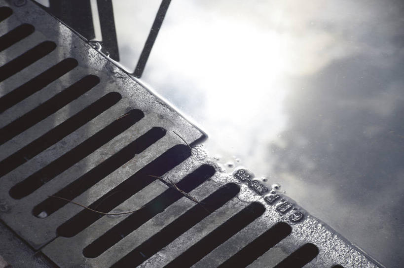 无人,横图,俯视,室外,特写,白天,水,雨,盖子,液体,水滴,乌云,云,阴天,云朵,井盖,云彩,倒影,天空,天,细雨,倒映,昏暗,阴沉,窨井盖,反照,小雨,彩图,高角度拍摄