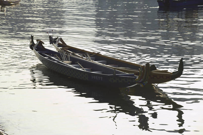 无人,横图,俯视,室外,白天,河流,水,船,端午节,阴影,波纹,节日,庆祝,光线,影子,河水,水流,木船,涟漪,文化,倒影,水纹,阳光,交通工具,波浪,祈祷,庆典,许愿,宗教,龙舟,信仰,纪念,祈求,祭奠,祭祀,倒映,舟,载具,赛龙舟,水晕,敬拜,反照,端阳节,五月节,午日节,祭司,彩图,高角度拍摄