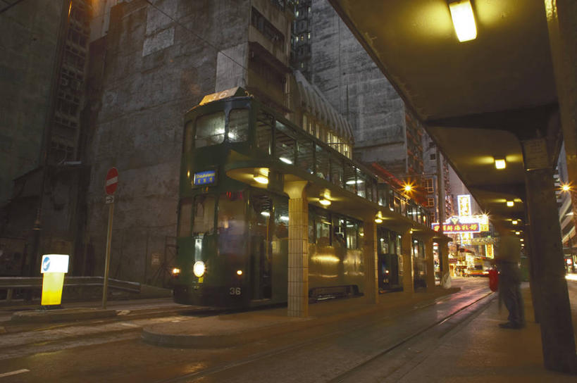 东方人,家,站,横图,室外,夜晚,长时间曝光,仰视,度假,美景,城市风光,城市,道路,路,路灯,夜景,公路,公共汽车,照明,香港,中国,亚洲,行人,阴影,服装,朦胧,模糊,光线,影子,房屋,屋子,景观,公寓,灯光,巴士,公交车,交通,许多人,注视,休闲装,黄种人,娱乐,洋房,楼房,双层巴士,路人,住宅,车,灯,衣服,交通工具,观察,看,站着,一群人,享受,休闲,休闲服,景色,放松,服饰,观看,照亮,港,察看,照明设备,关注,载具,曝光,东亚,香港特别行政区,港澳台,中华人民共和国,双层公共汽车,过客,大笪地,男人,男性,年轻男性,年轻女性,女人,女性,亚洲人,马路,站立,半身,彩图,低角度拍摄,房子