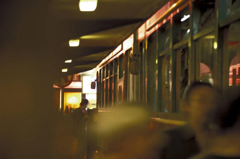 东方人,走,横图,室外,夜晚,正面,度假,美景,城市风光,城市,夜景,车站,照明,香港,中国,亚洲,行人,阴影,服装,朦胧,模糊,光线,影子,景观,灯光,站台,许多人,注视,休闲装,黄种人,娱乐,顶灯,月台,路人,缆车,灯,衣服,灯具,交通工具,观察,看,一群人,享受,休闲,休闲服,景色,放松,服饰,观看,照亮,港,察看,照明设备,关注,东亚,索道,香港特别行政区,港澳台,中华人民共和国,缆索铁路,过客,大笪地,男人,男性,年轻男性,年轻女性,女人,女性,亚洲人,步行,散步,走路,半身,彩图